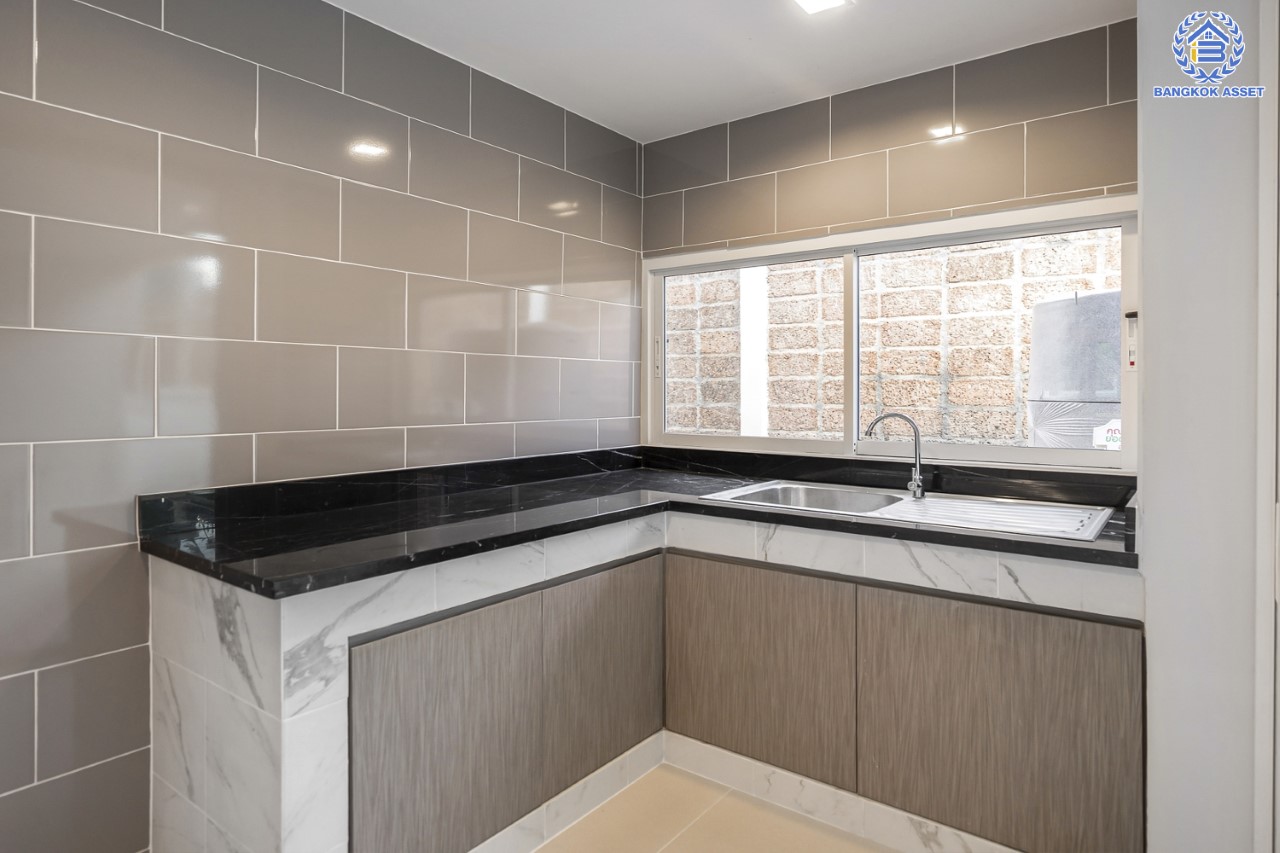 คฤหาสน์มือสองตกแต่งใหม่ ม.ลัดดารมย์ เพชรเกษม69  ตกแต่งหรูหราดีไซน์สุด Classic เนื้อที่ 103.2 ตร.ว. ฟังก์ชันจัดเต็ม 4 ห้องนอน 4 ห้องน้ำ จอดรถได้ถึง 4 คัน พร้อมพื้นที่สนามหญ้าด้านข้างกว้างกว่า 200 ตร.ม. บนทำเลศักยภาพ เชื่อมต่อหลายเส้นทาง ใกล้เดอะมอลล์บางแค จุดขึ้นทางด่วน "เพชรเกษม" และรถไฟฟ้าสายสีน้ำเงิน "สถานีหลักสอง"...